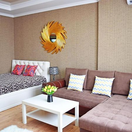 Sunny Apartment With Mountain View Bichkek Extérieur photo