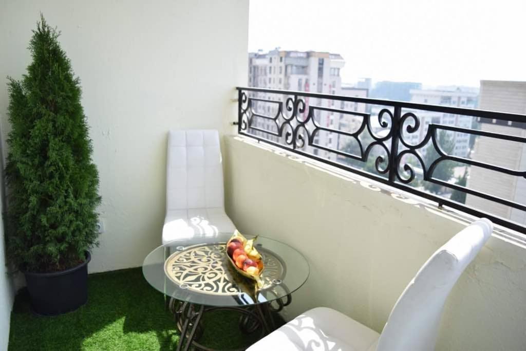 Sunny Apartment With Mountain View Bichkek Extérieur photo