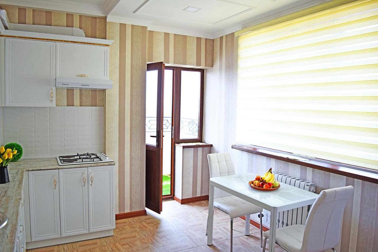 Sunny Apartment With Mountain View Bichkek Extérieur photo